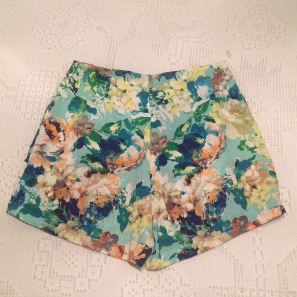 Floral print shorts - Picture 2 of 3